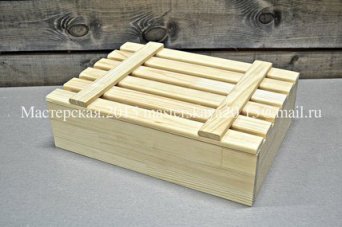 Коробка деревянная с реечной крышкой, на магнитах, на петлях с тремя равнозначными отсеками. Коробка с реечной крышкой